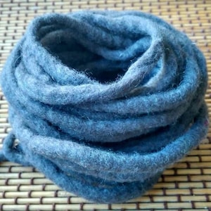 100% Wool Felt Cord - Aquamarine Blue Wool Felted Cord, Wool Felt Rope - Wool Felt String - Handmade Felt Thread - 3 metri di lunghezza - 5mm di spessore