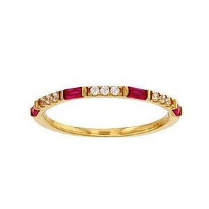 Può includere: Un anello a fascia d'oro con una fila di piccoli diamanti trasparenti e una fila di pietre preziose rosse a forma di baguette.