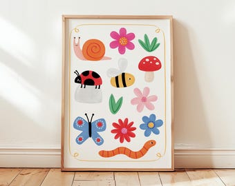 Puede incluir: Una impresión enmarcada con ilustraciones coloridas de insectos y flores de jardín. La obra de arte incluye un caracol, una mariquita, una abeja, una mariposa, una seta y un gusano, junto con varias flores y hojas.