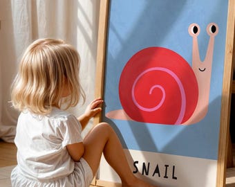 Puede incluir: Una impresión artística enmarcada con una ilustración de caracol de dibujos animados. El caracol tiene una concha roja con un diseño en espiral rosa, un cuerpo rosa claro y ojos negros grandes. La palabra "SNAIL" está impresa en negro en la parte inferior.