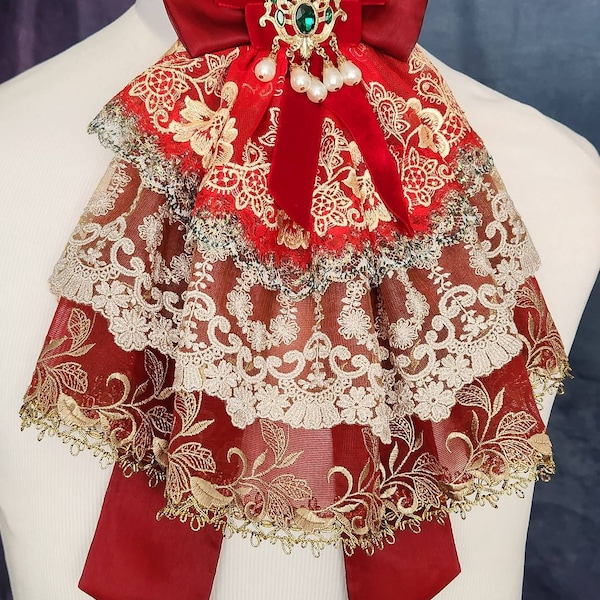 Rotgoldener Spitzenjabot, 18.Jahrhundert, Rokoko Herrenkostüm, Historisches Kostüm, Halsschmuck, Karneval in Venedig, Brosche.