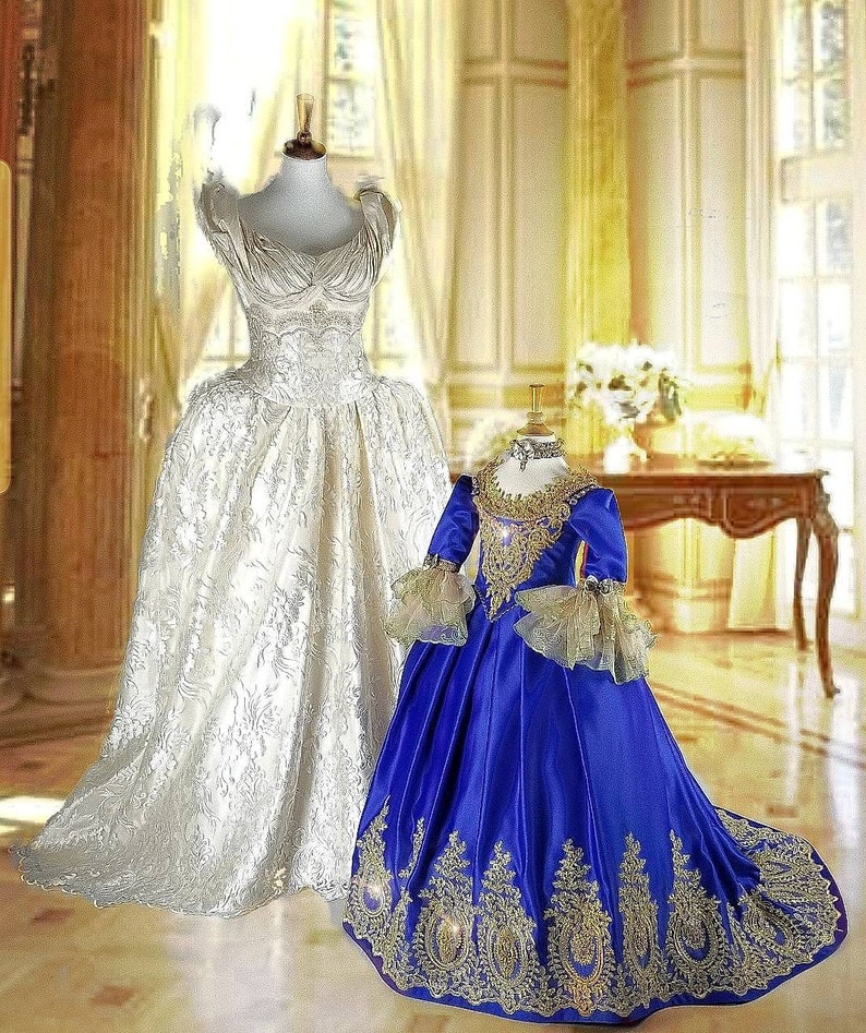 K&ouml;nnte beinhalten: Zwei Ballkleider, eines wei&szlig; mit silberner Stickerei und eines blau mit goldener Stickerei. Das wei&szlig;e Kleid hat einen herzf&ouml;rmigen Ausschnitt und das blaue Kleid hat einen runden Ausschnitt.
