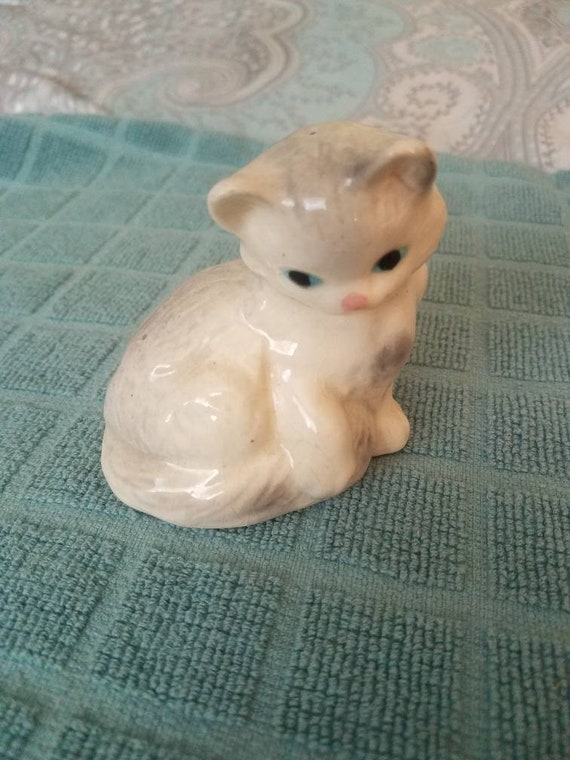 Chat Beige Avec Des Yeux Bleus Gris Rose Nez Et Bouche Assis Chat Figurine