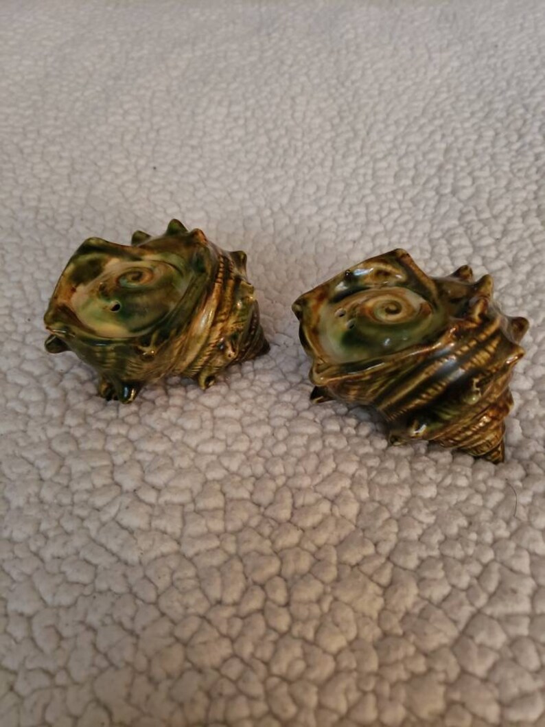 Vintage Shell Design Salt and Pepper Shaker set