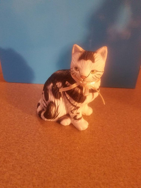 Figurine Chat Noir Et Blanc Avec Cravate Ruban