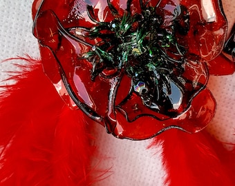 Pendientes rojos en forma de rosa 2-1 con cuentas de vidrio checo y plumas rojas. Eco-Chic reciclado para BRIDESMAIDS pedir colores personalizados o conjuntos!