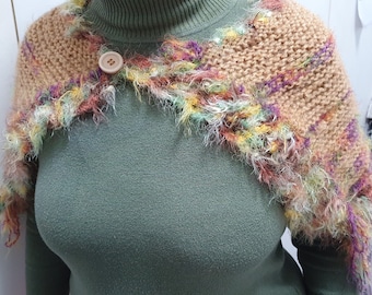 Caplet, chal para calentar los hombros, poncho bohemio, capa elegante en color camello/con ribetes múltiples, acrílico suave. ¡Perfecto para cualquier edad, tamaño: pequeño/mediano!