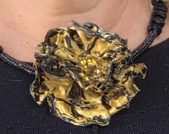 Collar/gargantilla llamativo en oro rosa con cristales. Materiales reciclados, estilo eco-chic para mujeres elegantes y bohemias. Cierre magnético.