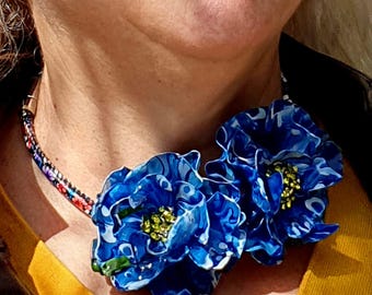 Collar azul n.° 2. Colgante llamativo en forma de rosa con cristales. Joya bohemia única, ligera y elegante. ¡Elegante material reciclado, ecológico y chic!