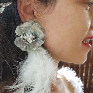 Boucles d&#39;oreilles en forme de fleur argent/or avec des perles et des plumes blanches. Bridal Eco-Chic pour BRIDESMAIDS commandez des couleurs ou des ensembles personnalisés !