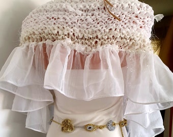Estola nupcial elegante capa bohemia-chic chal blanco nieve tejido a mano con tiras/nudos de tela y volante chal de noche, versátil formal "FLUFFY"