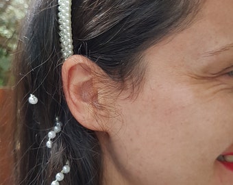 Diadema nupcial de 3 hileras de miniperlas adornada con una cola de perlas. Estilo boho, elegante y discreto, ideal para bodas eclécticas y románticas. Artículo n.° C