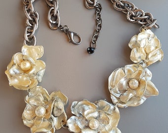 Colgante de declaración de collar Puntas de oro 5 blancos en forma de rosa + perlas. ¡Nupcial + Eco-Chic mate reciclado para bridesmaids pedido en colores o conjuntos!