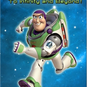 Pu&ograve; includere: Una action figure di ranger spaziale verde e bianco che corre con il testo "To Infinity and Beyond!" su uno sfondo blu con stelle bianche.