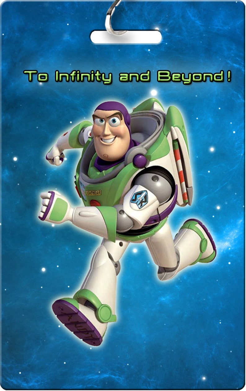 Pu&ograve; includere: Una action figure di ranger spaziale verde e bianco che corre con il testo "To Infinity and Beyond!" su uno sfondo blu con stelle bianche.