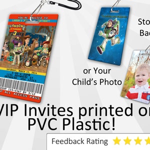 Pu&ograve; includere: Un pass VIP in plastica con un cordino, a tema Toy Story. Il fronte del pass presenta un'immagine dei personaggi di Toy Story e il testo "YOU'RE INVITED TO LANDON'S 3RD BIRTHDAY!" Il retro del pass presenta un'immagine di Buzz Lightyear di Toy Story. Il testo "VIP Invites printed on PVC Plastic!" &egrave; visualizzato sotto il pass.