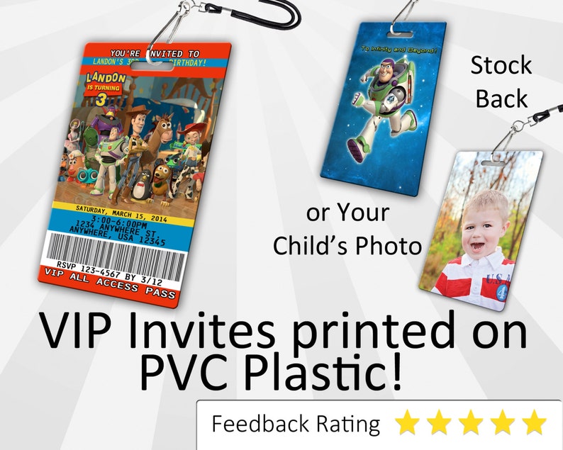 Pu&ograve; includere: Un pass VIP in plastica con un cordino, a tema Toy Story. Il fronte del pass presenta un'immagine dei personaggi di Toy Story e il testo "YOU'RE INVITED TO LANDON'S 3RD BIRTHDAY!" Il retro del pass presenta un'immagine di Buzz Lightyear di Toy Story. Il testo "VIP Invites printed on PVC Plastic!" &egrave; visualizzato sotto il pass.
