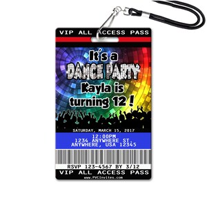 Pu&ograve; includere: Un pass VIP di accesso totale per una festa di ballo. Il pass presenta uno sfondo arcobaleno con un design a palla da discoteca e il testo "It's a Dance Party Kayla is turning 12!" Il pass include anche la data e l'ora della festa, l'indirizzo e un numero di RSVP.