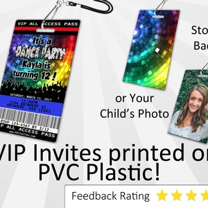 Pu&ograve; includere: Un pass VIP di accesso totale stampato su plastica PVC con un design a palla da discoteca colorata. Il testo sul pass recita "It's a Dance Party Kayla is turning 12!" con una data e informazioni RSVP. Il retro del pass mostra un design standard con un motivo a mosaico colorato o uno spazio per una foto.