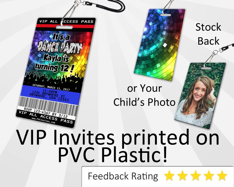 Pu&ograve; includere: Un pass VIP di accesso totale stampato su plastica PVC con un design a palla da discoteca colorata. Il testo sul pass recita "It's a Dance Party Kayla is turning 12!" con una data e informazioni RSVP. Il retro del pass mostra un design standard con un motivo a mosaico colorato o uno spazio per una foto.