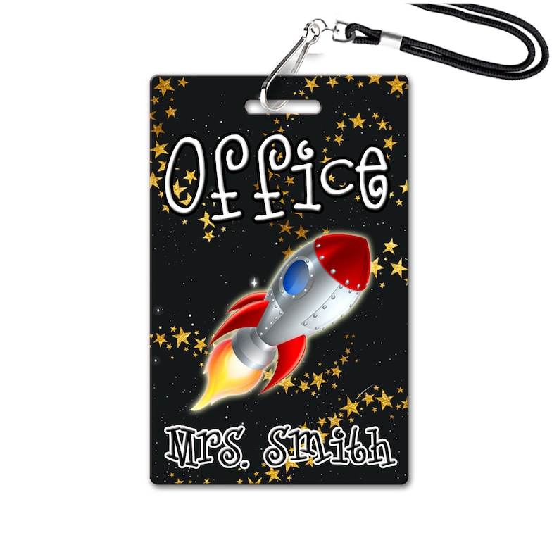 Puede incluir: Etiqueta de nombre de oficina negra y dorada con un cohete y estrellas. El texto en la etiqueta dice "Office" y "Mrs. Smith".