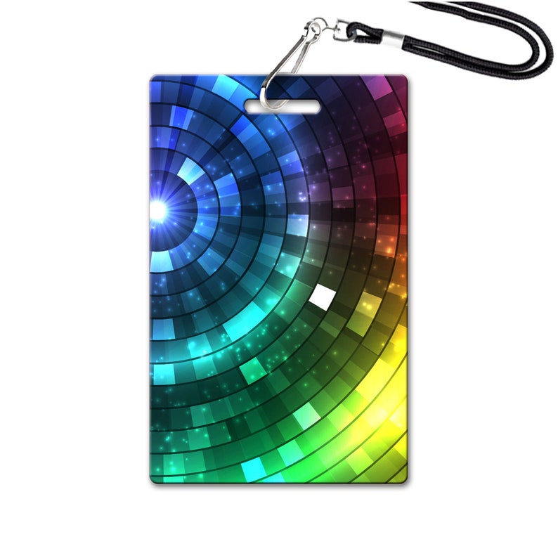 Pu&ograve; includere: Un laccio colorato con un badge rettangolare che presenta un design circolare di quadrati concentrici in tonalit&agrave; di blu, verde, giallo e rosso.