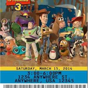 Pu&ograve; includere: Un invito colorato per una festa di compleanno con personaggi del franchise di film Toy Story. L'invito &egrave; per il 3&deg; compleanno di Landon e include la data, l'ora e il luogo della festa. L'invito include anche il testo "RSVP 123-4567 entro il 3/12" e "VIP All Access Pass".