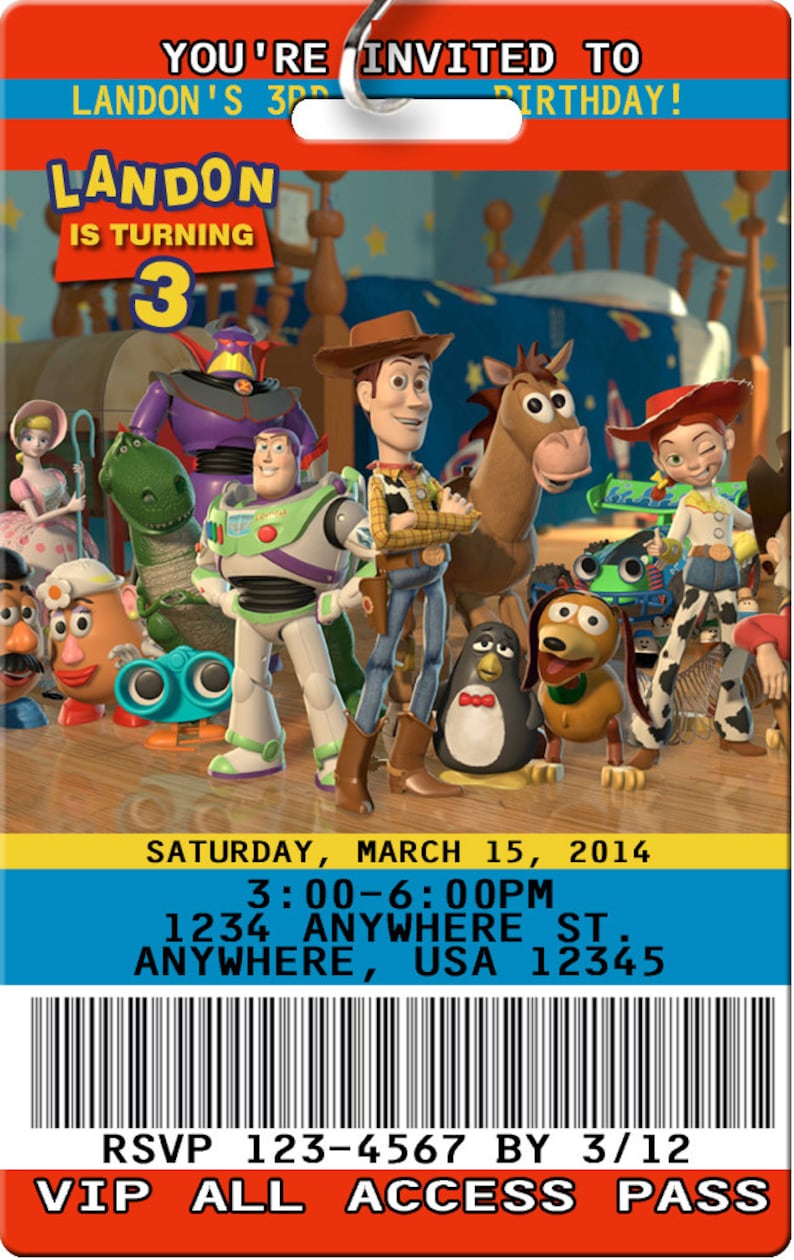 Pu&ograve; includere: Un invito colorato per una festa di compleanno con personaggi del franchise di film Toy Story. L'invito &egrave; per il 3&deg; compleanno di Landon e include la data, l'ora e il luogo della festa. L'invito include anche il testo "RSVP 123-4567 entro il 3/12" e "VIP All Access Pass".