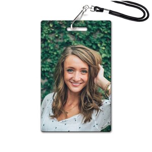 Puede incluir: Un retrato de cerca de una mujer con cabello largo y casta&ntilde;o sonriendo a la c&aacute;mara. Lleva una camisa blanca con un peque&ntilde;o patr&oacute;n y un collar de oro. El fondo es una pared verde con hojas.