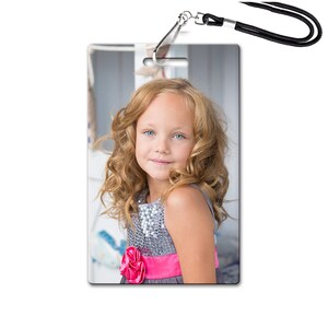 Pu&ograve; includere: Una bambina con lunghi capelli biondi ricci che indossa un abito argentato con paillettes, una fascia rosa e un fiore rosa.