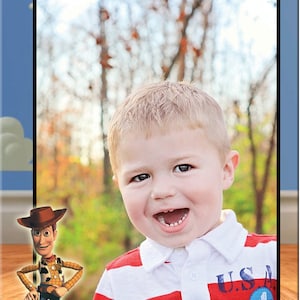 Pu&ograve; includere: Un invito a una festa di compleanno blu e bianco con una foto di un bambino piccolo con una camicia a righe rosse e bianche. L'invito presenta un'immagine di cartone animato di Woody di Toy Story e il testo "U.S.A. 4th".