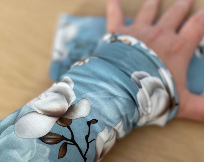 Arm warmers cuffs wrist warmers muff white blue-grey magnolia blossoms jersey fleece winter lined