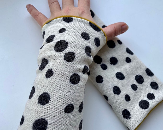 Armwarmers Cuffs Wristwarmers Muff Knit Dots Black Ecru Fleece Winter Lined Cuffs Arm warmers