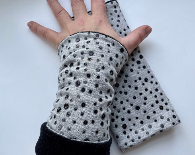 Arm warmers Muffs Hand warmers Cuffs Cuffs Arm warmers Wrist Grey Black Dots