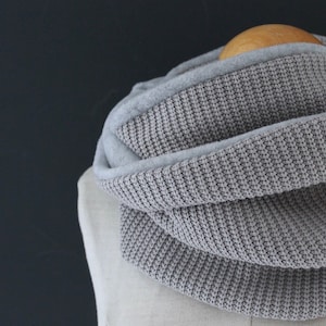 Loophalsduk Loophalsduk med rör Halsduk Grå stickad omlotthalsduk