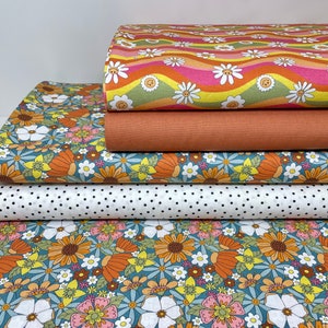Peut inclure: Quatre échantillons de tissu avec un imprimé floral et de marguerites rétro des années 70. L'échantillon du haut présente un motif ondulé avec des rayures orange, rose et vertes et des marguerites blanches. Le deuxième échantillon est de couleur orange-brun unie. Le troisième échantillon présente un fond bleu avec des fleurs orange, jaunes et blanches. L'échantillon du bas présente un fond blanc avec des pois noirs.
