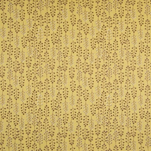 Könnte beinhalten: Ein gelber Stoff mit einem sich wiederholenden Muster aus braunen Zweigen mit kleinen weißen Punkten. Der Stoff hat einen dezenten Glanz.
