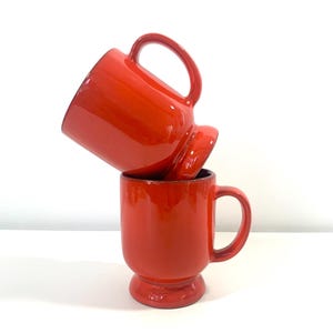 Juego de dos tazas con base de cerámica Frankoma C2 naranja y roja