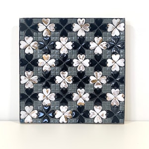 Piatto con piastrelle a mosaico, stile Mid-Century Modern, in bianco e nero, realizzato in Giappone