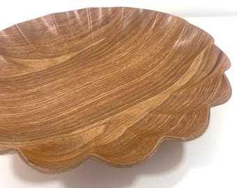 Vintage serveerschaal van geperst hout uit het midden van de eeuw moderne grote kom met geschulpte rand