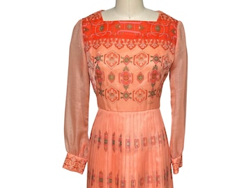 Vestido plisado color coral de Alfred Shaheen, estilo vintage / Años 60-70.