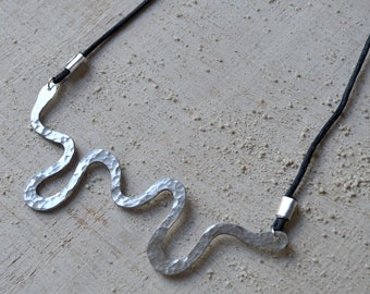 Collier en soie pendentif argenté, vague d'aluminium, tissage de fil, collier minimal PRÊT À EXPÉDIER minimal délicat, médaillon