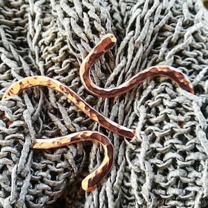 Snake Clasp made in copper wire, sweater pin, cardigan fastener, shawl double hook, clasp scarf, minimal serpent viper snakes, celtic symbol