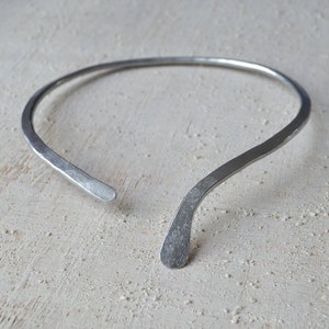Collana Torque Choker in alluminio, collana aperta, colalr argento, regolabile, in metallo essenziale, minimale, industriale, contemporaneo