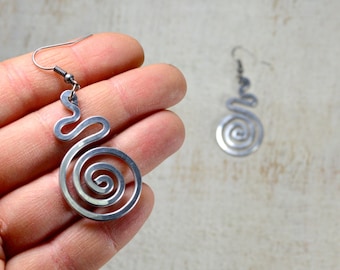 Pendientes colgantes en espiral de aluminio hechos a mano, joyería zen ligera.