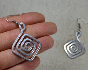 Pendientes colgantes de aluminio con forma de espiral cuadrada y dije celta ligero.
