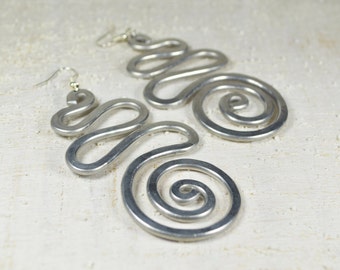 Pendientes colgantes de espiral celta de aluminio martillado