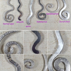 Puede incluir: Primer plano de diez pinzas para el pelo de metal plateado con diferentes acabados, incluyendo texturado, liso, satinado, martillado, arenado y rayado. Cada pinza tiene un dise&ntilde;o ondulado y un extremo rizado.