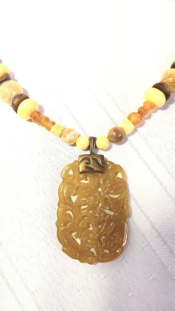 Vintage carved Jade like yellow agate necklace 22… - image 1