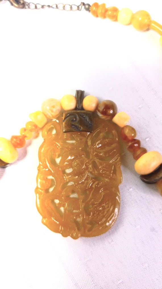 Vintage carved Jade like yellow agate necklace 22… - image 3